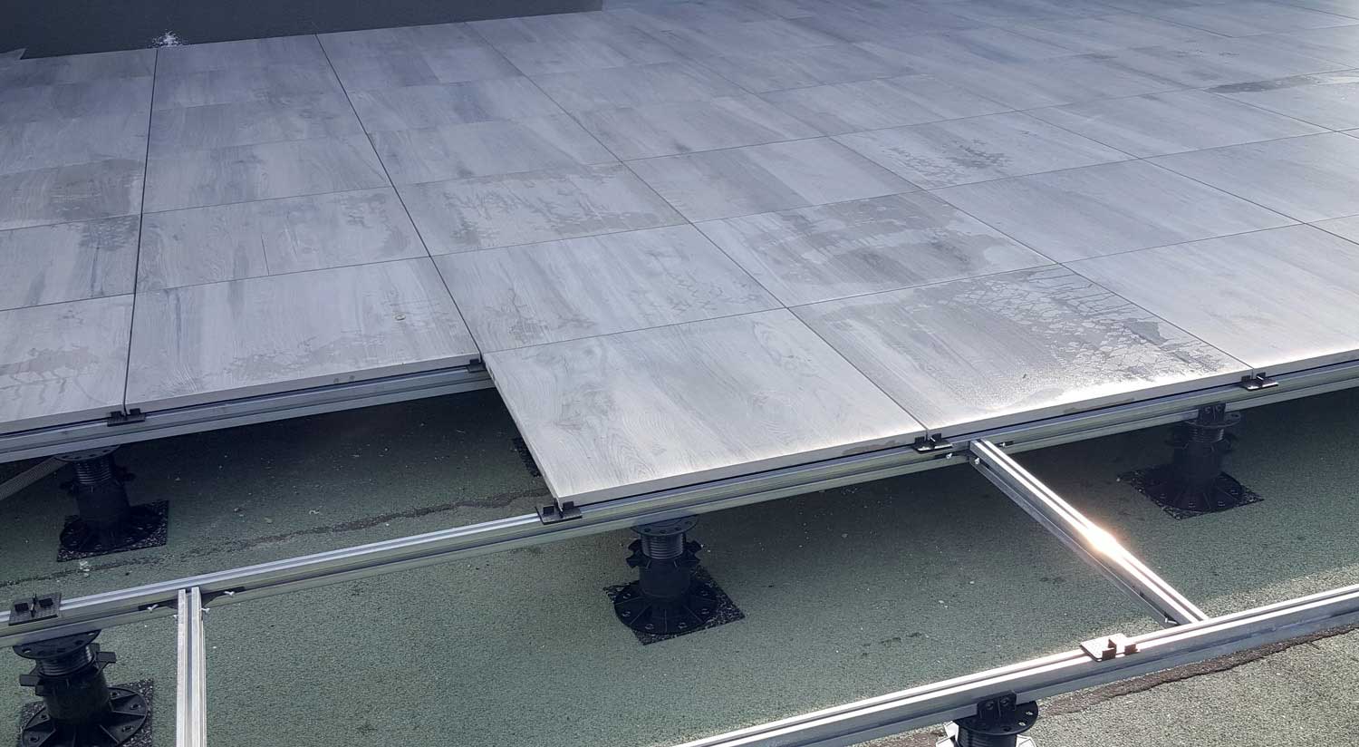 Steinplatten Terrassenboden Terrasse mit einem Steinplatten Terrassenboden vom terrassensystem.ch